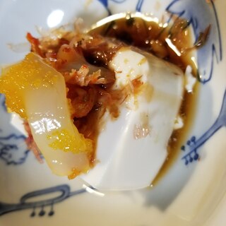 キムチとお黄金イカの小鉢湯豆腐